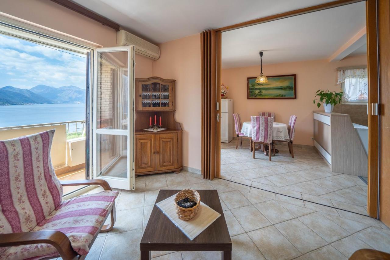 Seaside Serenity: 2-Bedroom Apartment With Boka Bay View Kotor Exteriör bild